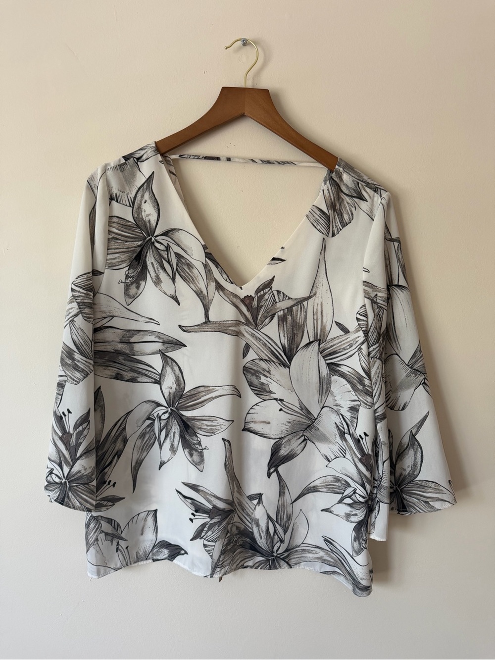 Dynamite White V-Neck Floral Black Tropical Sketch Blouse Lace Up Back Medium